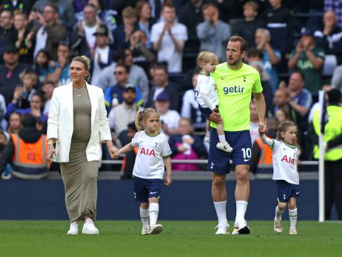 Kathie Goodland pregnant with baby henry being recieved by Tottenham fans alongside,Harry Kane, Ivy (seven), Vivienne (five) and Louis (three) || Image credit: Imago