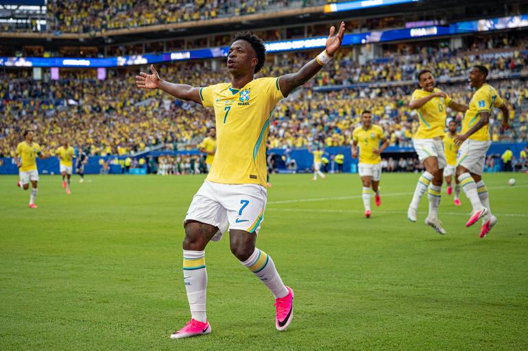 Vinicius scores a header for Brazil || imago