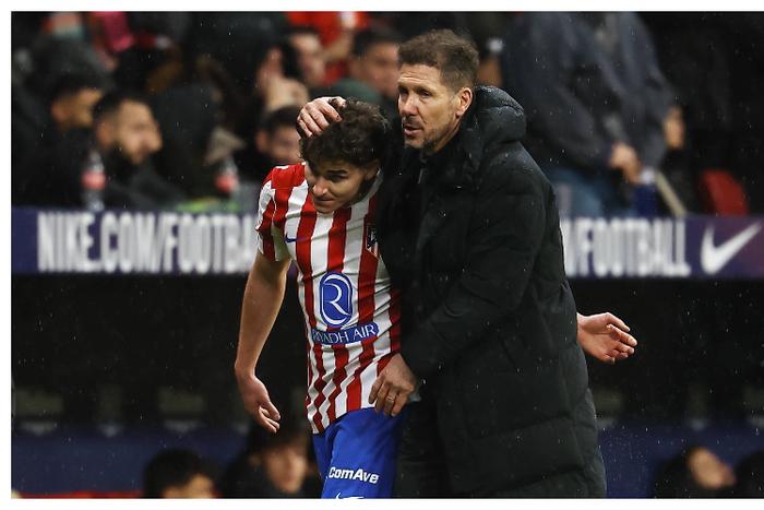 Simeone throws support for Alvarez amid fans' backlash