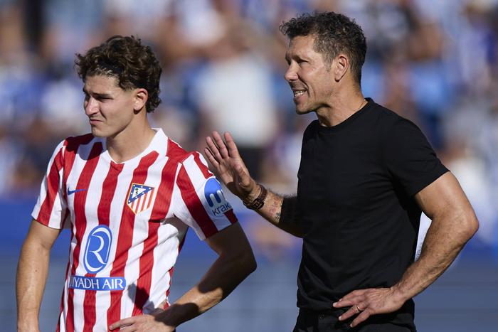 Diego Simeone and Julian Alvarez || Imago