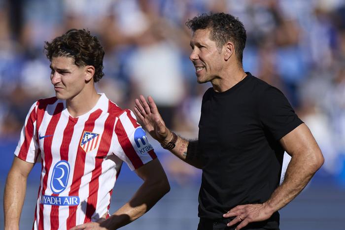 Diego Simeone and Julian Alvarez || Imago