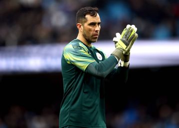 Former Premier League goalkeeper offers to come out of retirement to rescue Barcelona