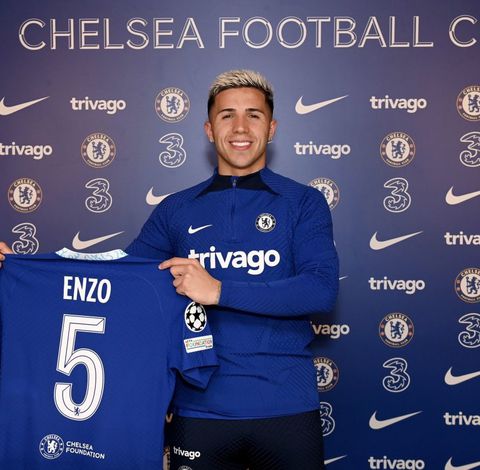 Enzo Fernández signs for Chelsea || X