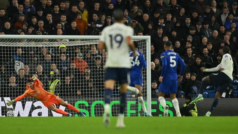 Mathys Tel nets the winner.