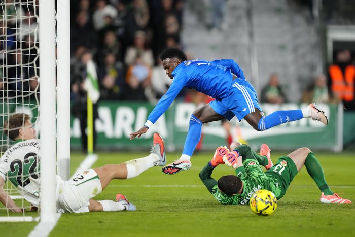 Vinicius Junior of Real Madrid and Inaki Pena of Elche compete for the ball || Image credit: Imago