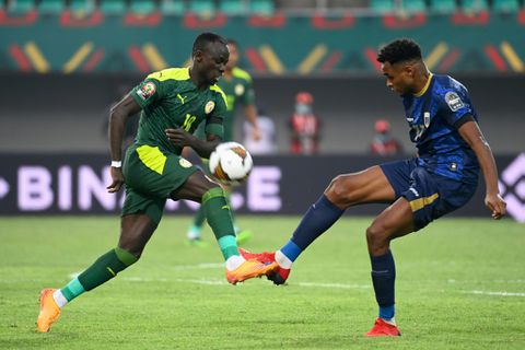 Mane ends goal drought as Senegal overcome nine-man Cape Verde