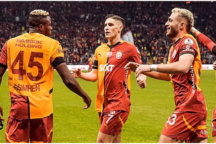 Victor Osimhen celebrates with his Galatasaray teammates.