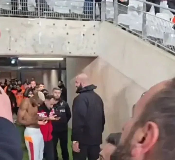 Fan requests for Osimhen's under shirt || Image credit: Yenisafak