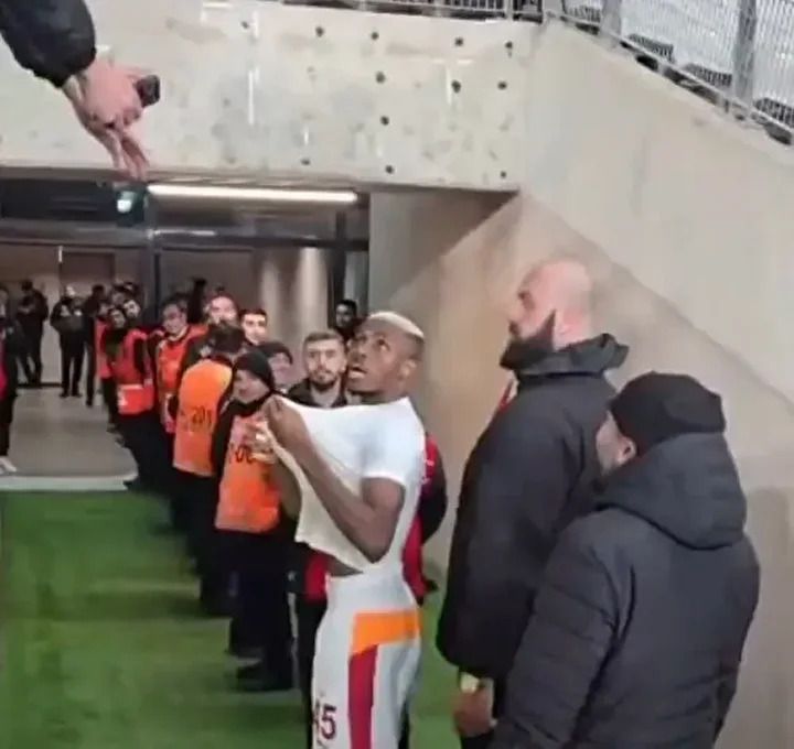 Fan requests for Osimhen's under shirt || Image credit: Yenisafak