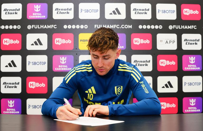 Tom Cairney signs a new contract with Fulham || Imago