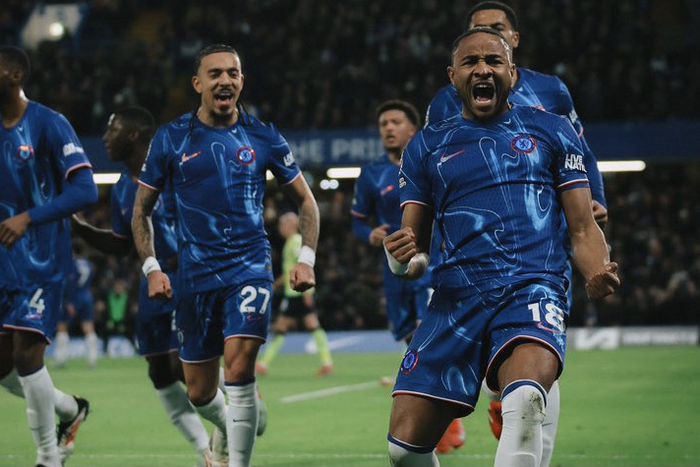 Tosin Adarabioyo celebrates with his Chelsea teammates | X