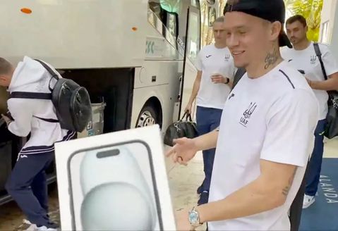 Mudryk gift a fan an Iphone || X