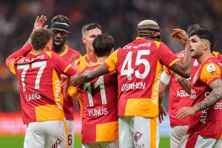 Galatasaray players rallying around || imago