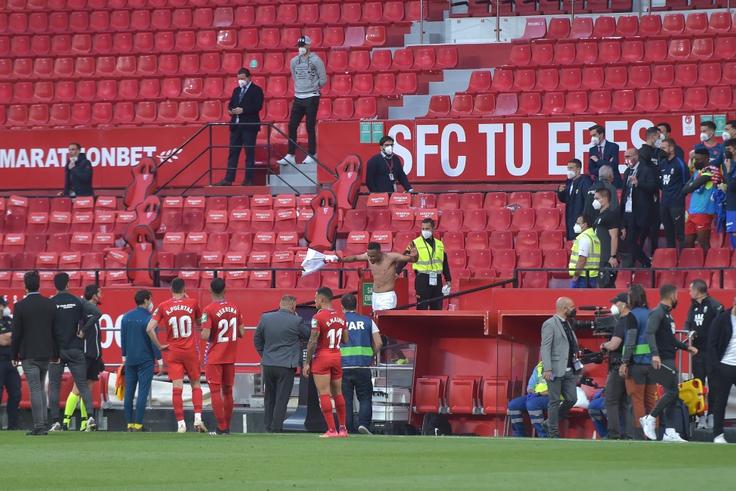Sevilla and Granada have to restart after referee calls time early