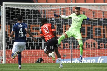 Yilmaz-inspired Lille fight back against Lyon to retake top spot