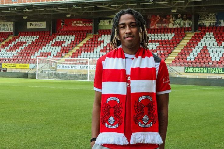 Kenyan midfielder Zech Obiero pens down new improved contract at Leyton Orient