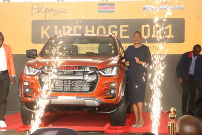 Eliud Kipchoge (L) posing for a photo with the Eliud Kipchoge 1:59 Limited Special D-Max Edition.