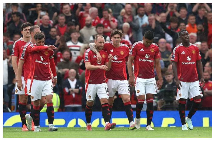 Manchester United announce trio's departure