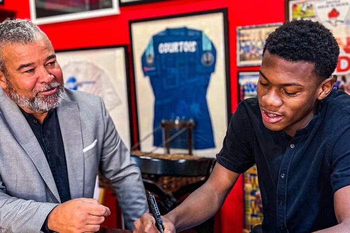 Chelsea sign Dujuan Richards