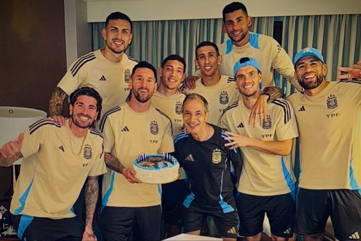 Ahead of Argentina's Copa America fixture against Chile, Lionel Messi shows off his 37th birthday cake.