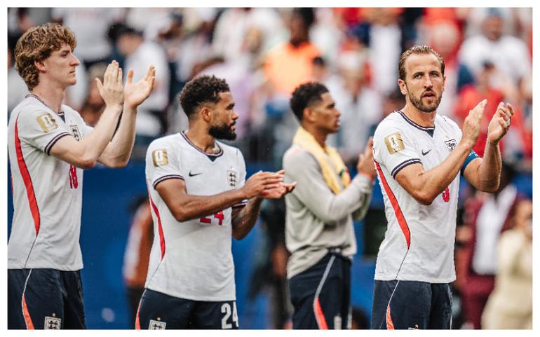 England players after the game against Ghana || imago