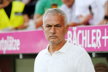 Mourinho looks to sign former Chelsea and Manchester United star for the fourth time