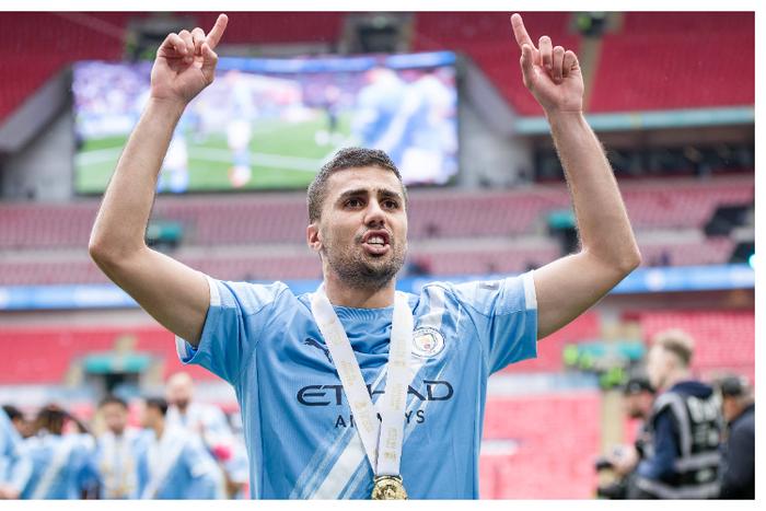 PSG make surprise move to hijack deal for Man City star Rodri