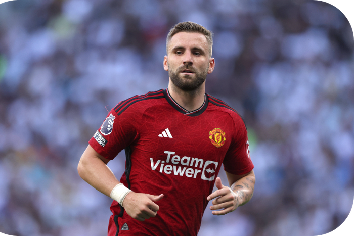 Luke Shaw joins Mason Mount on the sideline || Photo Credit: Imago