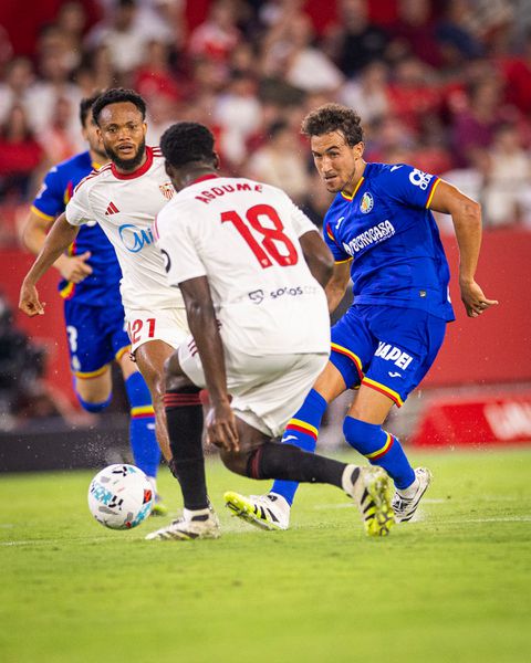 Chidera Ejuke in the thick of the action. (Photo Credit: Getafe/X)