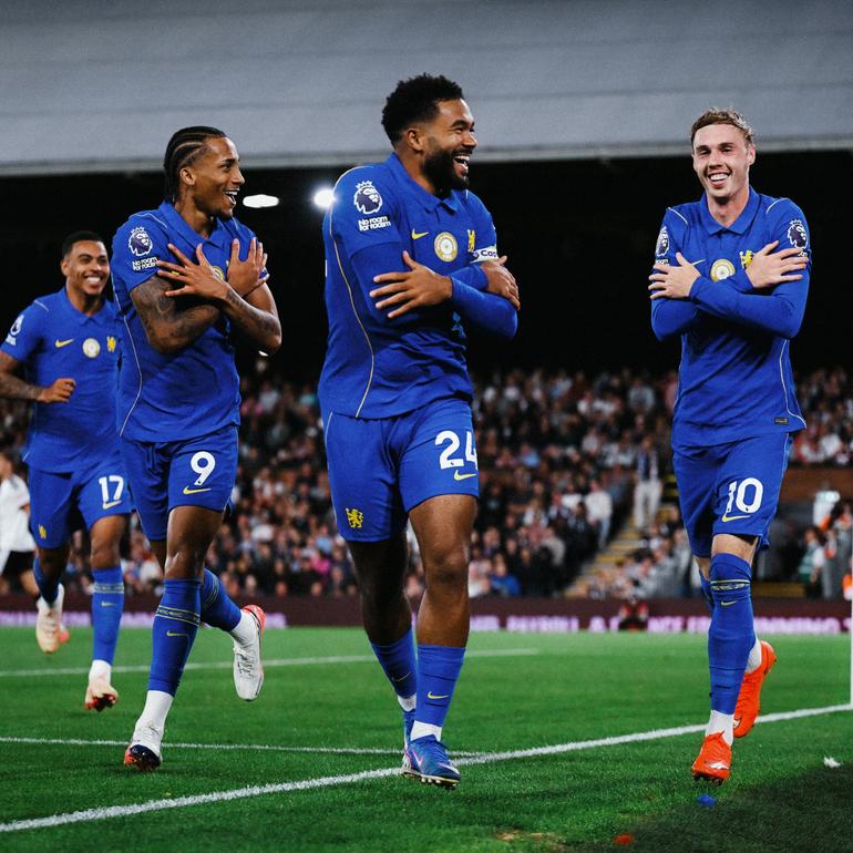 Chelsea players celebrate Cole Palmer's goal.