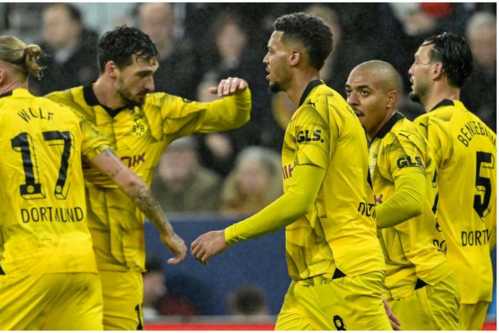 Dortmund players congratulate Nmecha after his goal.
