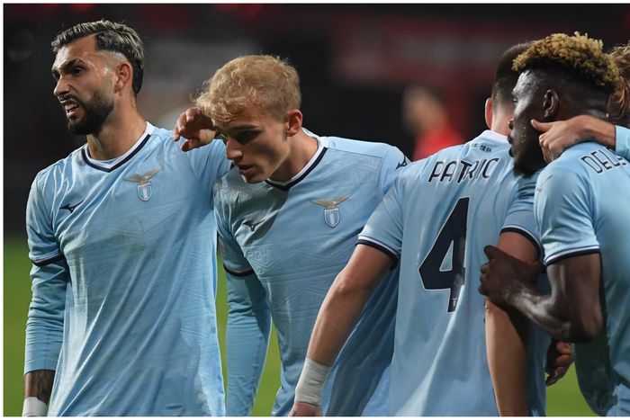Nigeria's Fisayo Dele-Bashiru with his Lazio teammates celebrate against Twente.