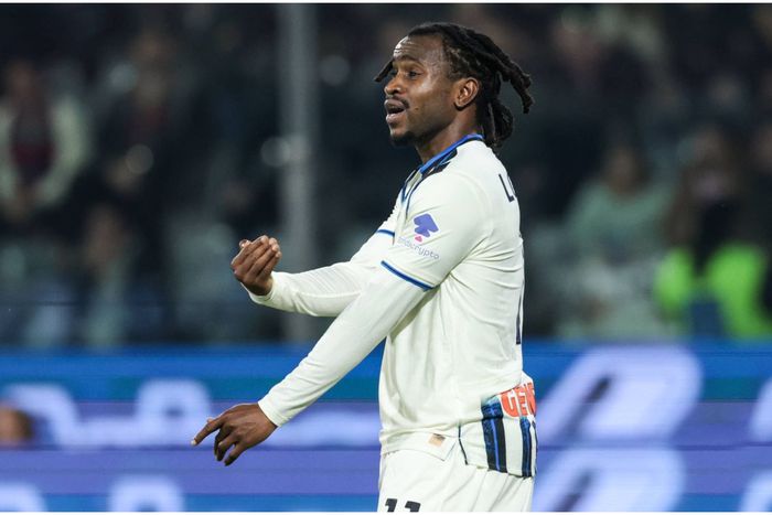 Atalanta forward Ademola Lookman looks frustrated after a missed opportunity during the Serie A match against Cremonese.