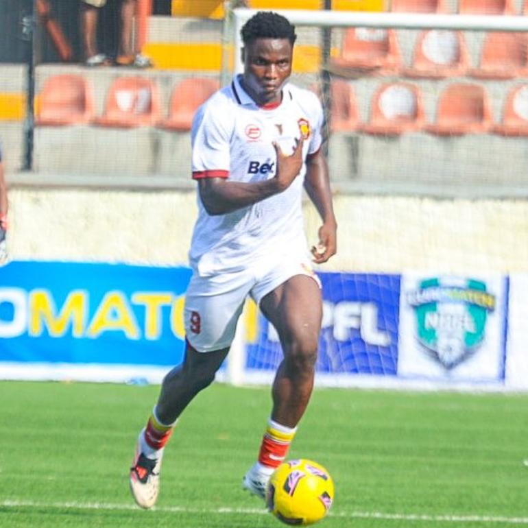 Aderemi Adeoye against Shooting Stars.