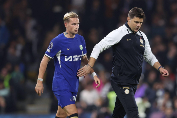 Mykhaylo Mudryk of Chelsea and Mauricio Pochettino manager of Chelsea during the Premier League match at Craven Cottage, London. || Picture credit: David Klein / Sportimage