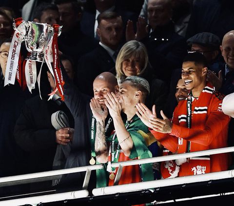 Man United stroll to victory over Newcastle to lift first trophy in six years