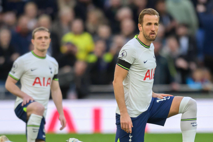 Harry kane taking the knee