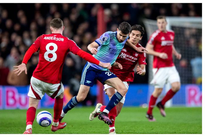 Arsenal crumbles in title race