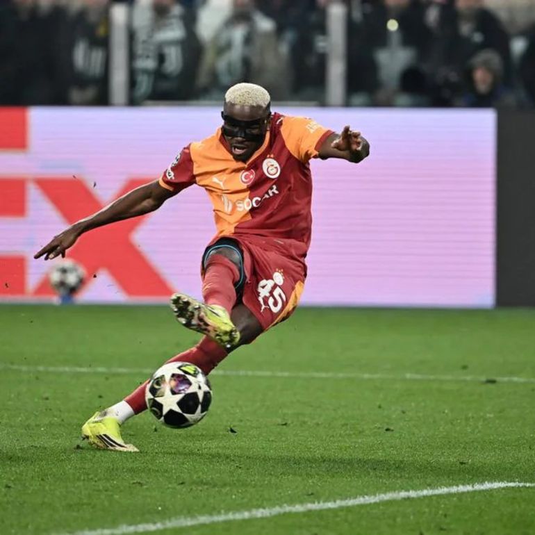 Victor Osimhen scores the decisive goal in extra time.