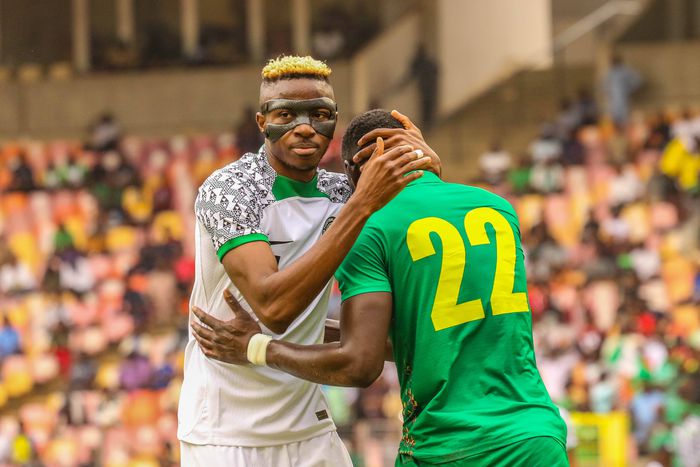 Nigeria vs Guinea-Bissau: Osimhen caged by his teammates.