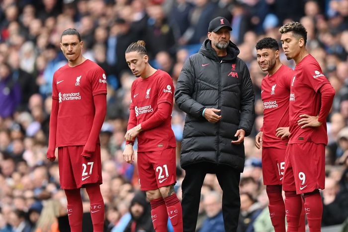 Liverpool players with manager Jurgen Klopp