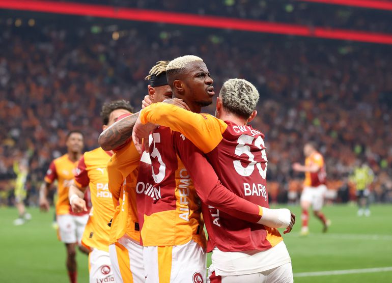 Osimhen celebrating with his teammates || imago