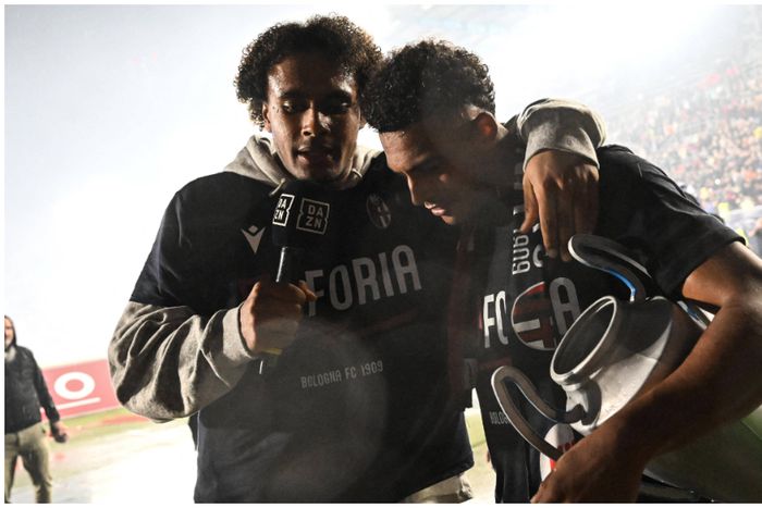 Joshua Zirkzee (Bologna Fc) and Dan Ndoye (Bologna Fc) celebrating a Champions League qualification for Bologna.