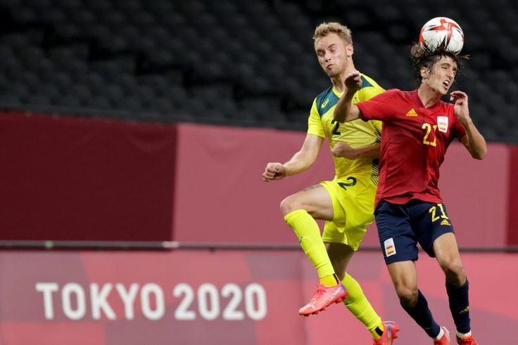 Tottenham sign Gil with Lamela moving to Sevilla in exchange