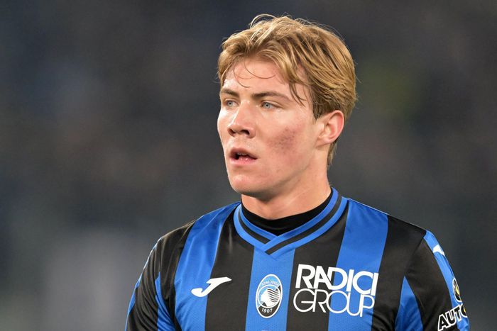 Atalanta's Rasmus Hojlund is the topic of intense transfer battle between Manchester United and PSG