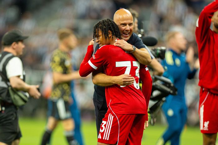 Liverpool's Arne Slot celebrates Rio Ngumoha's winner against Newcastle | Imago