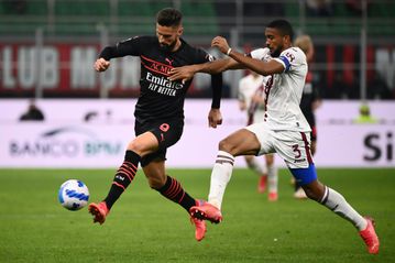 Giroud fires low-key Milan past Torino, top of Serie A