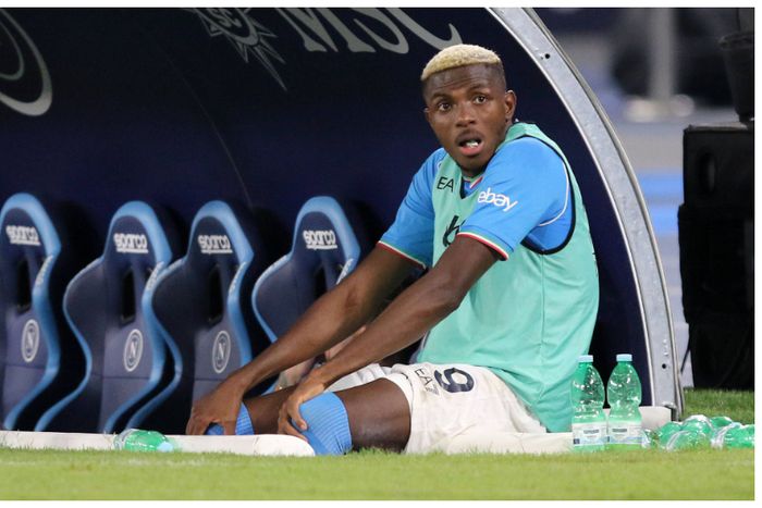 Victor Osimhen on Napoli's bench during the loss to Fiorentina