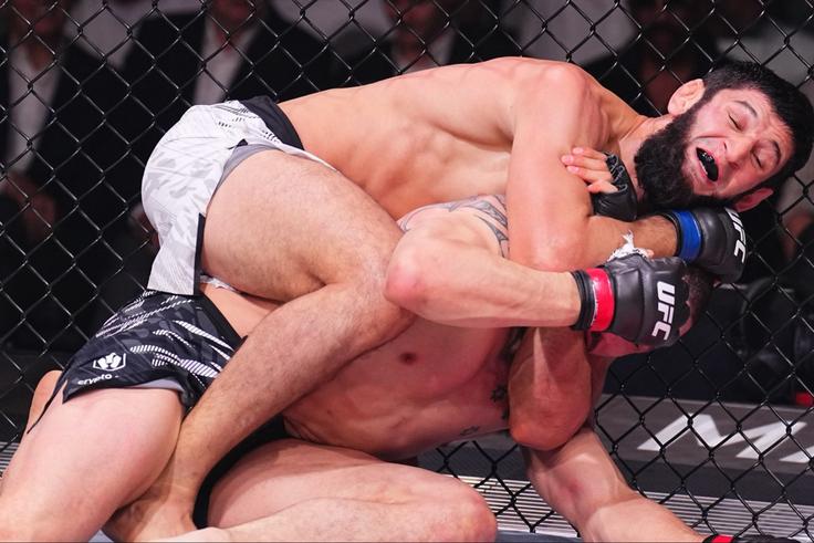 In the main event of UFC 308, Khamzat Chimaev submits Robert Whittaker as he sends warning to Israel Adesanya.