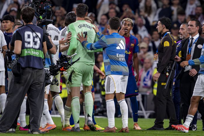 Lamine Yamal clashed with Real Madrid players atfer the final whistle | Imago
